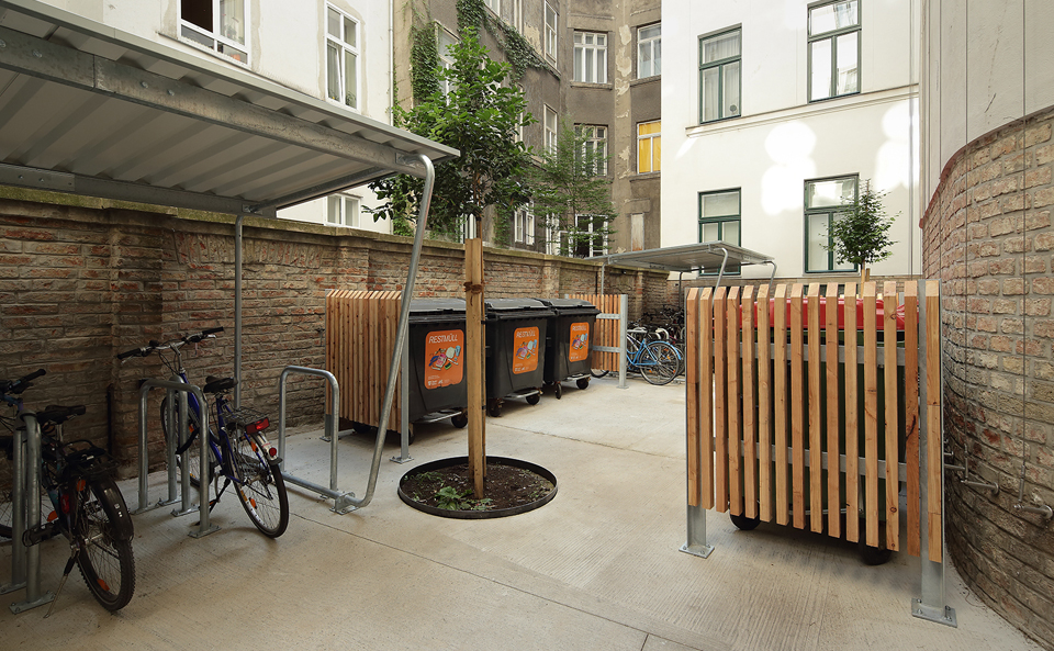 Innenhof mit Fahrradabstellplatz und Abfallsammelbehälter