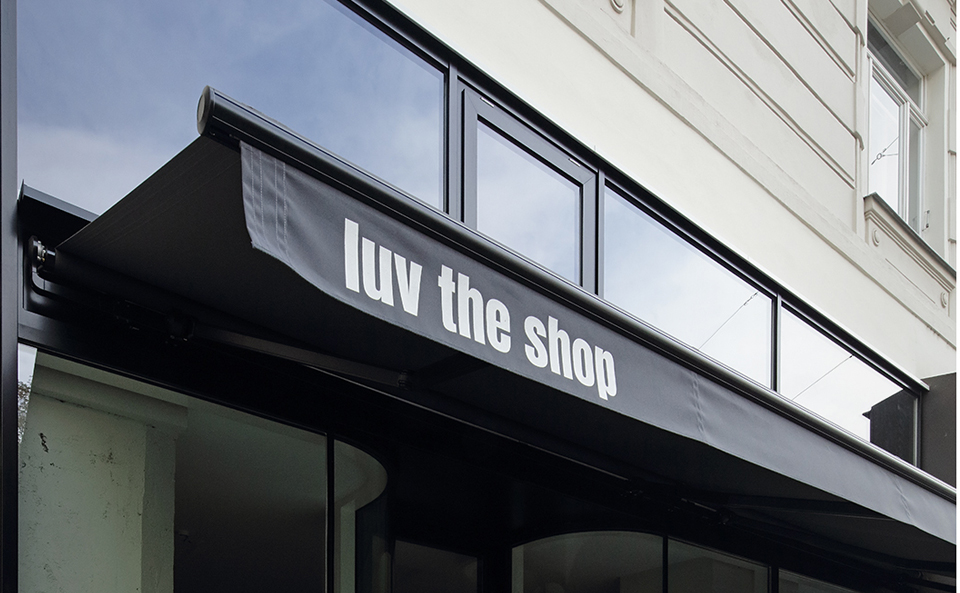 Markise mit Schriftzug "LUV the shop"